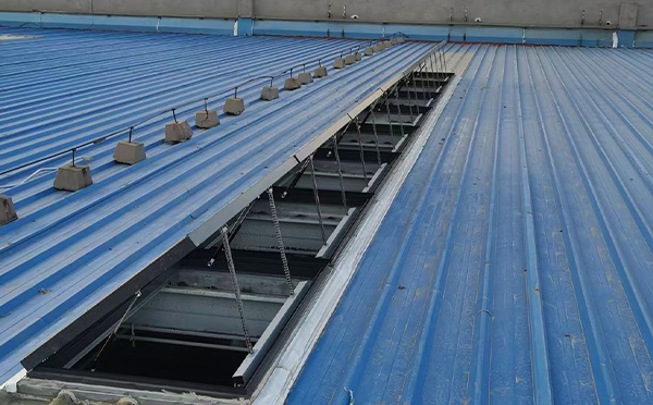 某城市大型商业综合体中庭延安排烟窗工程