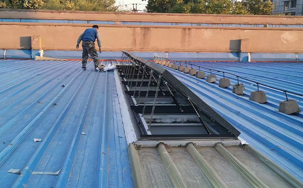 某区域性物流仓储中心延安排烟窗系统安装项目